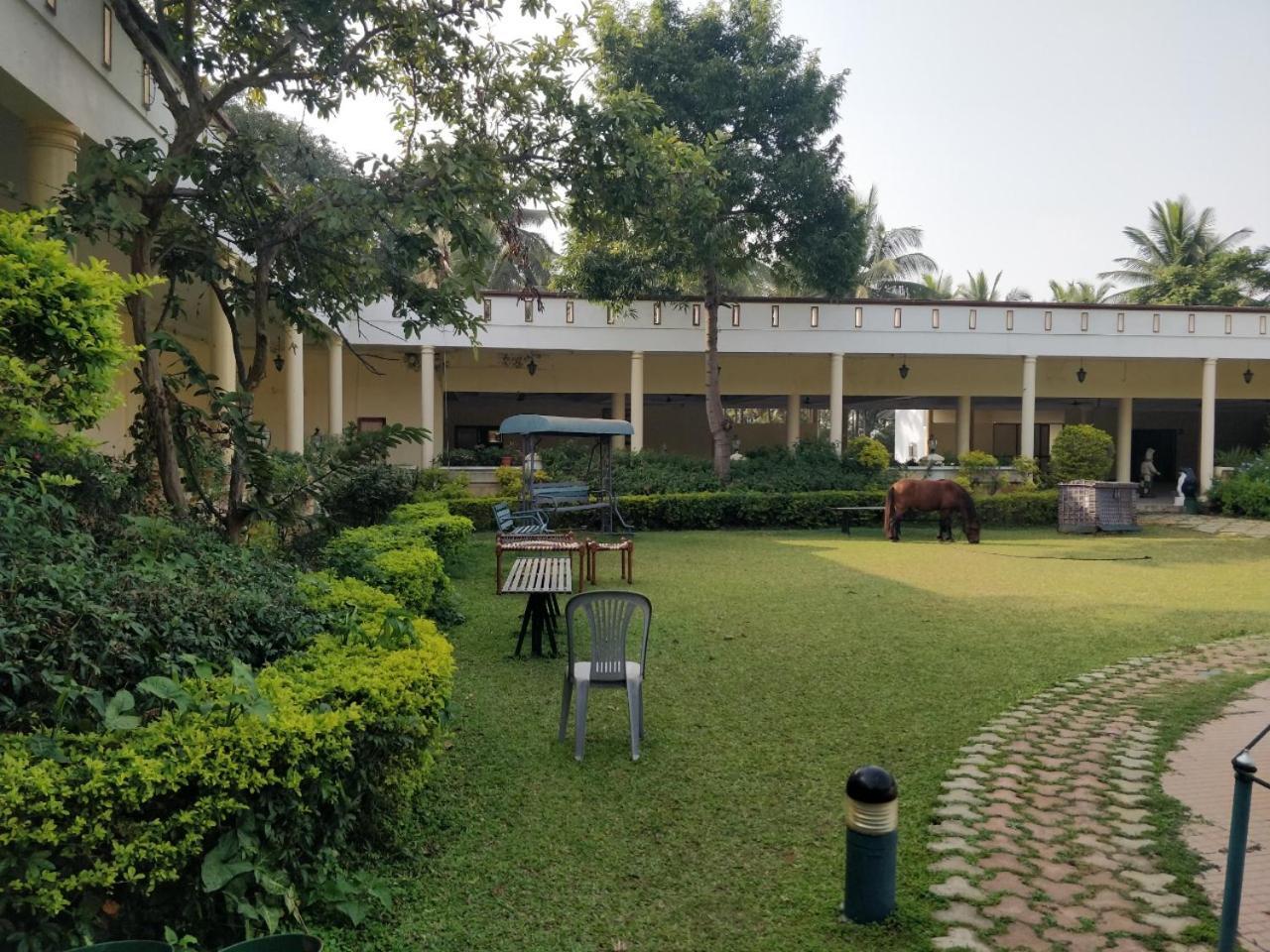 Dharamshi Resorts Hassan Exteriör bild